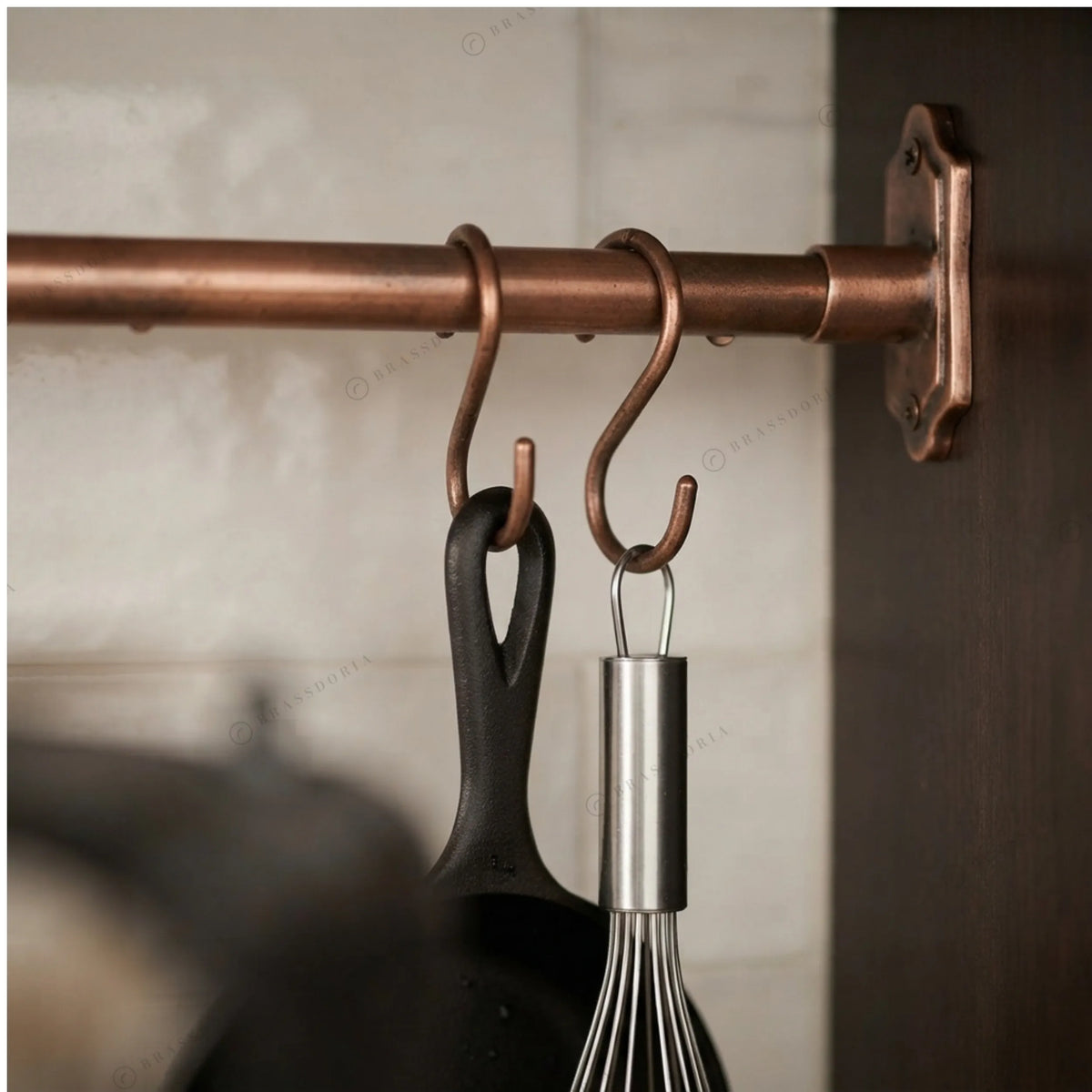 Solid copper pot rail with S-hooks, close-up – Brassdoria