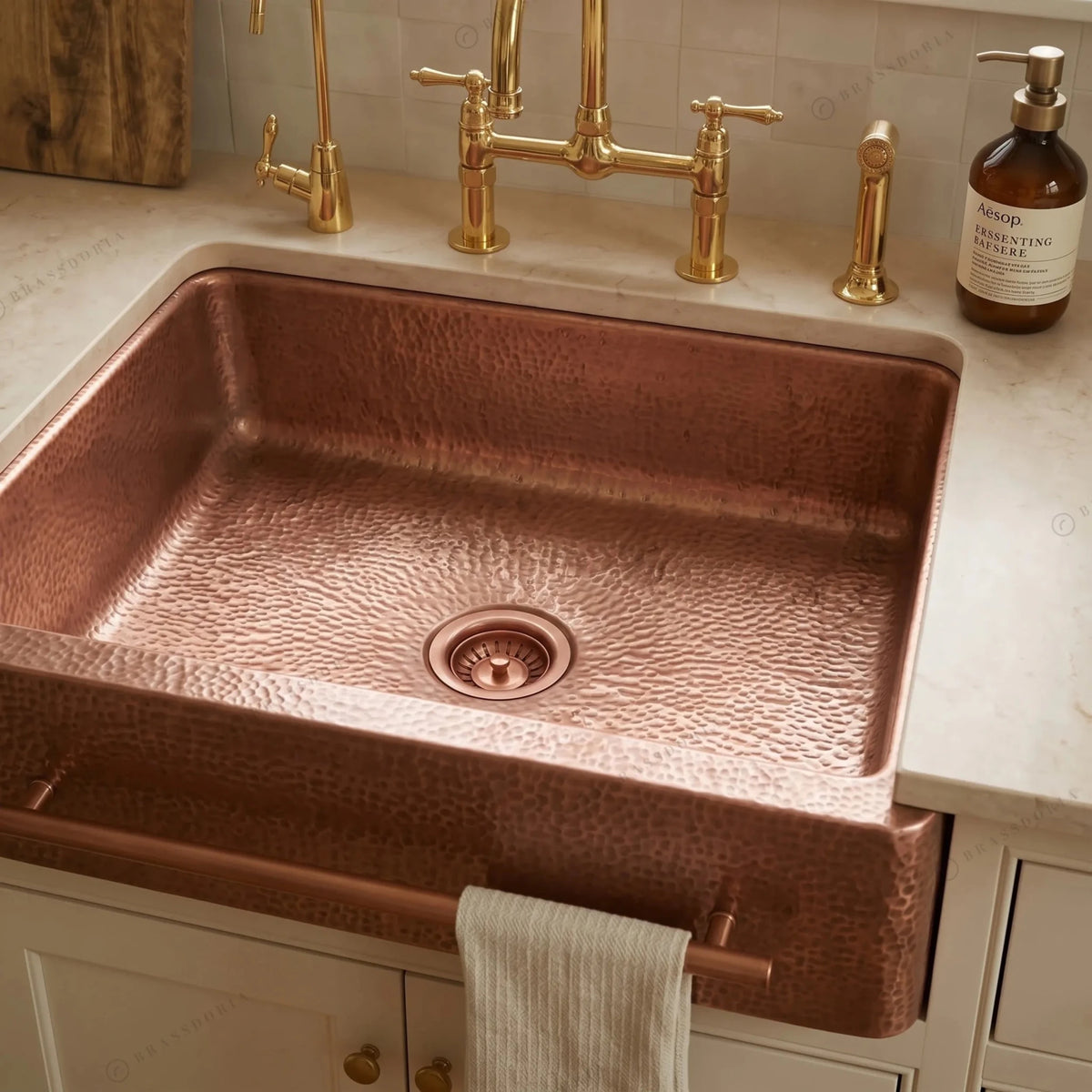 Copper Sink Hammered Front Apron With Towel Bar – Bryn - BRASSDORIA